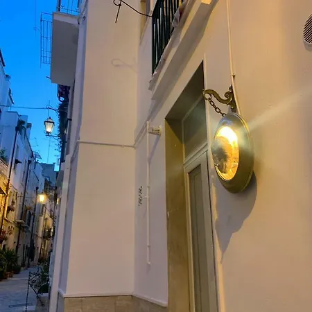 Fiori Catene Tra Le Torri Conversano