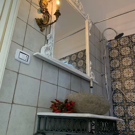 Daire Fiori Catene Tra Le Torri