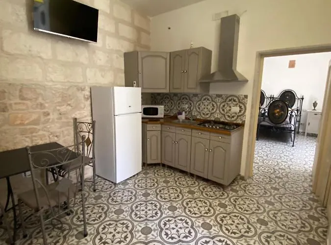 Fiori Catene Tra Le Torri Conversano