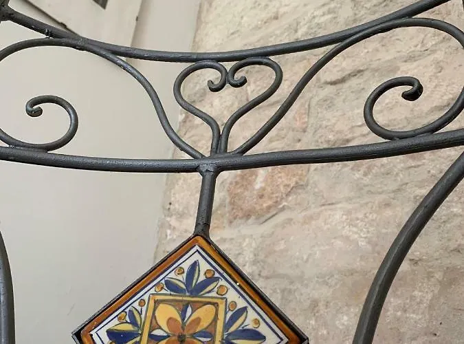 Fiori Catene Tra Le Torri Conversano